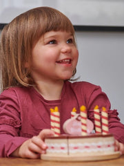 Play chocolate cake with candles