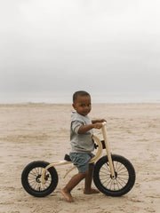 Kids' balance bike with steering limiter