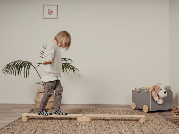 Minimalist balance beam for safe outdoor play