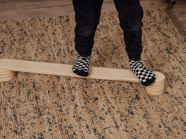 Minimalist balance beam for outdoor play