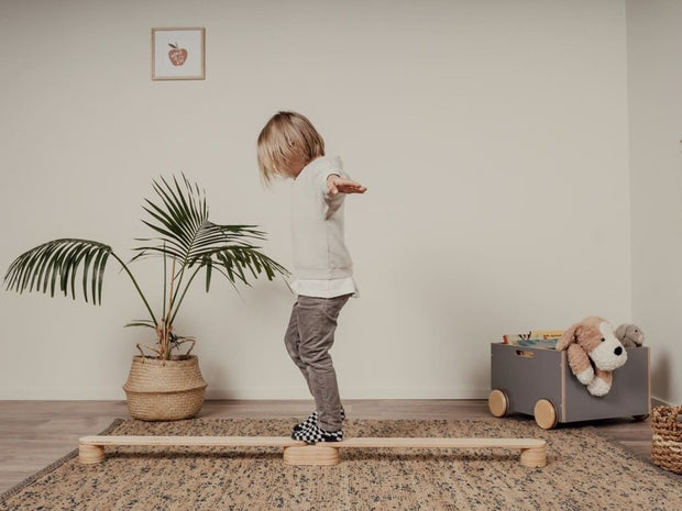 Compact minimalist balance beam for children