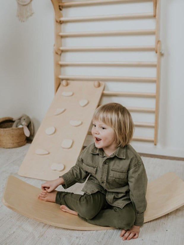 Safe indoor playset with Pikler triangle