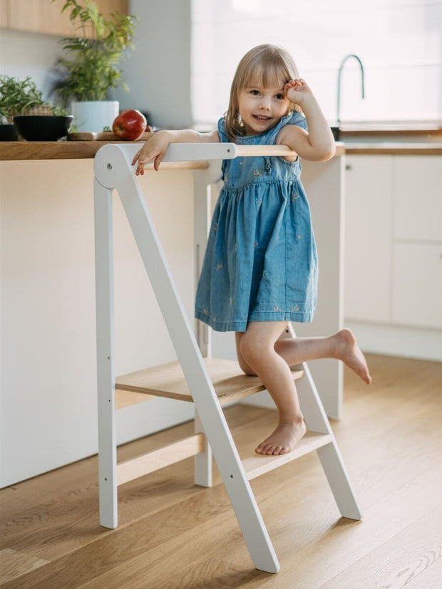 Foldable learning tower with adjustable height platform