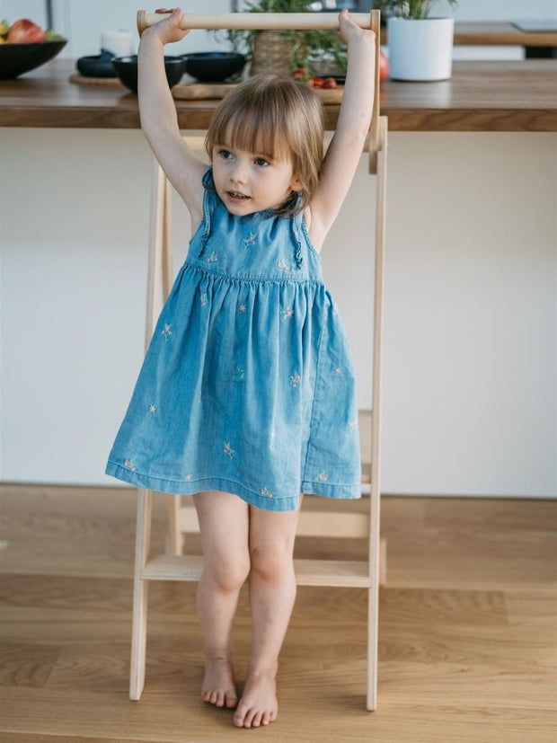 Adjustable toddler tower with two platform heights